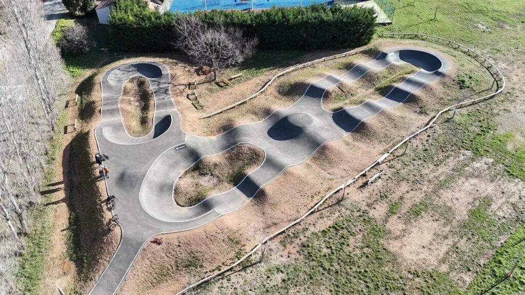 Réalisation d'un pumptrack à La Roquebrusanne